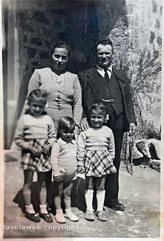 Vetralla - Derna e Saturno Cecchini assieme ai figli Rosa, Mario e Maria Pia