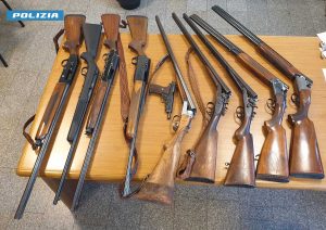 Tuscania - I fucili sequestrati dai poliziotti