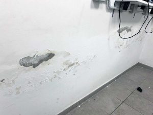 Tuscania - Infiltrazioni d'acqua alla piscina comunale