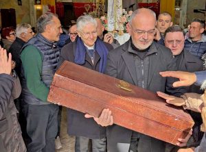 Il cuore di santa Rosa in una teca in partenza da Nurri per tornare a Viterbo