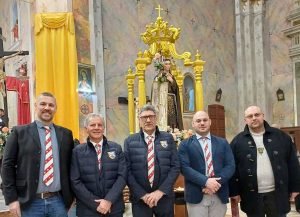 La delegazione del Sodalizio dei facchini con la statua di santa Rosa portata in processione ogni 3 settembre a Nurri