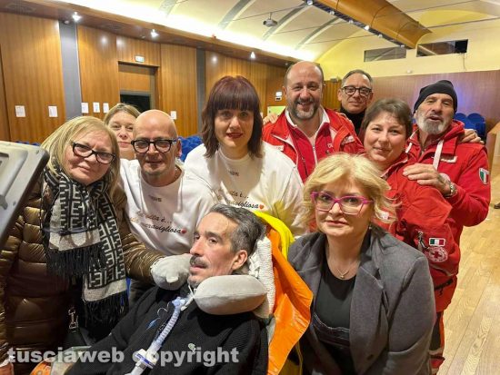 Italo Leali con la mamma di Luca Pulino e l'infermiera Letizia de Sanctis