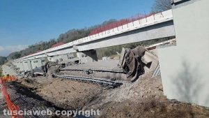 Orte - Viadotto della superstrada, demolita una delle due corsie - La parte di campata crollata a terra