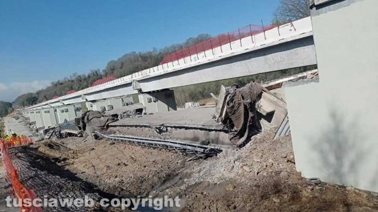 Orte - Viadotto della superstrada, demolita una delle due corsie - La parte di campata crollata a terra