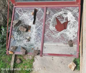 Vetralla - Massi lanciati contro la pensilina dell'ascensore - Il vetro in frantumi