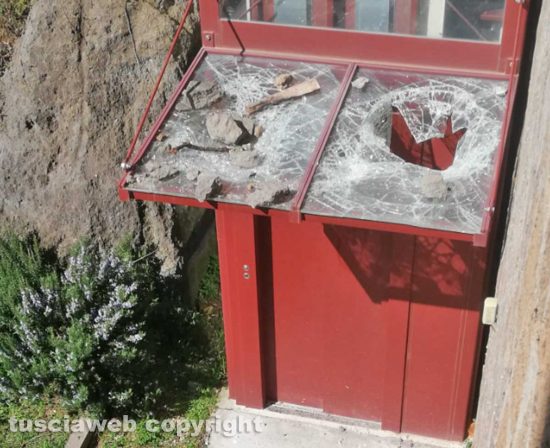 Vetralla - Massi lanciati contro la pensilina dell'ascensore - Il vetro in frantumi