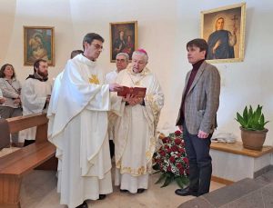 Il vescovo Orazio Francesco Piazza dona una reliquia del cuore di Santa Rosa all'ospedale viterbese che porta il suo nome