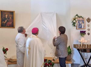 Il vescovo Orazio Francesco Piazza dona una reliquia del cuore di Santa Rosa all'ospedale viterbese che porta il suo nome