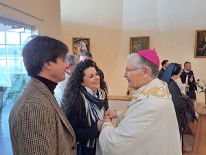Il vescovo Orazio Francesco Piazza dona una reliquia del cuore di Santa Rosa all'ospedale viterbese che porta il suo nome