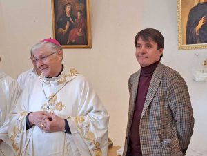 Il vescovo Orazio Francesco Piazza dona una reliquia del cuore di Santa Rosa all'ospedale viterbese che porta il suo nome