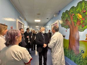 Il vescovo Orazio Francesco Piazza dona una reliquia del cuore di Santa Rosa all'ospedale viterbese che porta il suo nome