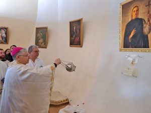 Il vescovo Orazio Francesco Piazza dona una reliquia del cuore di Santa Rosa all'ospedale viterbese che porta il suo nome