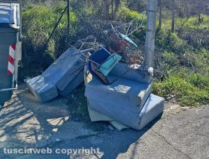 Viterbo - Rifiuti strada Quartuccio