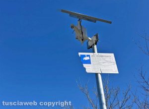 Viterbo - Il palo dove c'era la telecamera in strada Quartuccio