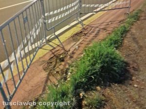 Viterbo - Buca in via dei Monti Cimini