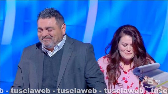 Tarquinia in prima serata: la storia di Rita commuove Gianni Morandi a C'è Posta per Te