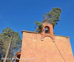 Fabrica di Roma - Albero crolla sulla chiesetta del Redentore