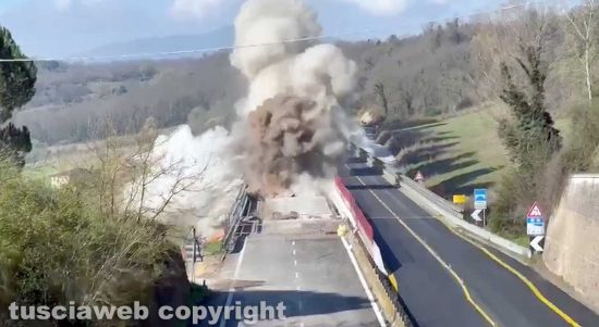 Orte - Viadotto della superstrada, demolita una delle due corsie