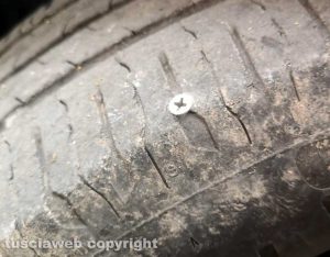 Capranica - Viti nelle gomme delle auto