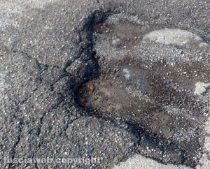 Buca ingresso della materna di Villanova