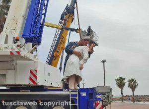 Civitavecchia - Rimozione Statua del bacio alla Marina