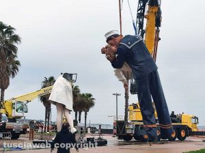 Civitavecchia - Rimozione Statua del bacio alla Marina