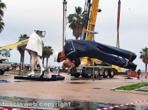 Civitavecchia - Rimozione Statua del bacio alla Marina