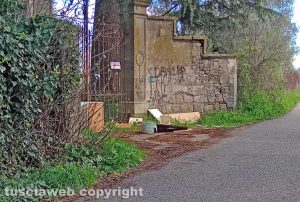 Viterbo - Rifiuti abbandonati in strada Capretta