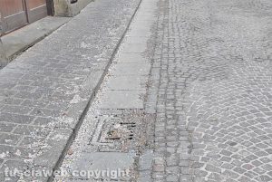 Viterbo - Post Carnevale viterbese, tombini occlusi dai coriandoli