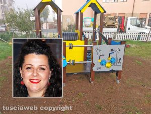 Viterbo - Giochi installati alla scuola di Grotte Santo Stefano - Nel riquadro la sindaca Chiara Frontini