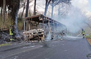 Sutri - Autobus divorato dalle fiamme in strada Rocca Romana