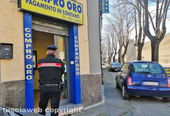 Viterbo - Giovane picchiato vicino al Paolo Savi - Telecamere dei negozi al vaglio dei carabinieri