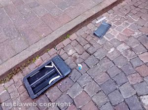 Viterbo - Il lampione caduto in via della Cava