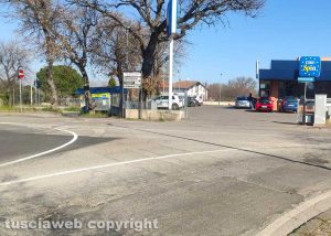 Viterbo - Santa Barbara - La segnaletica orizzontale davanti il supermercato Eurospin