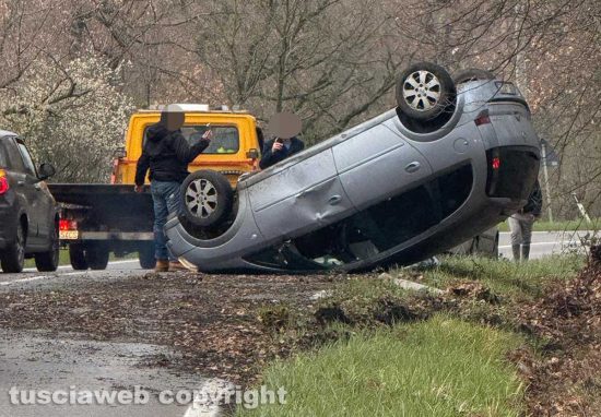 Viterbo - Auto cappotta sulla Cimina