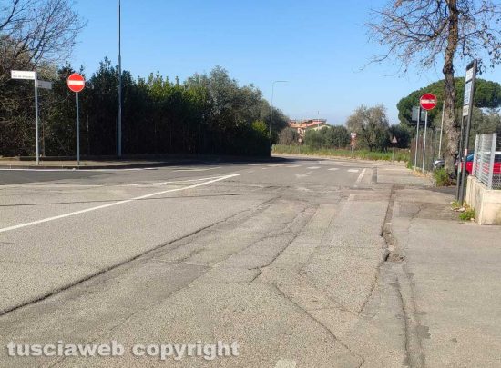 Viterbo - Santa Barbara - La segnaletica orizzontale davanti il supermercato Eurospin