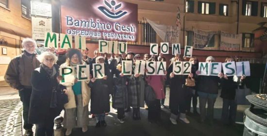 La protesta per la morte di Lisa Federico davanti all'ospedale Bambino Gesù