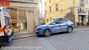 Viterbo - Ambulanza e polizia davanti a H&M