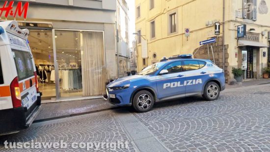 Viterbo - Ambulanza e polizia davanti a H&M