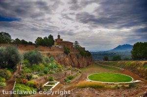 Uno scorcio di Civita Castellana - Il monte Soratte, alla sinistra il duomo dei Cosmati