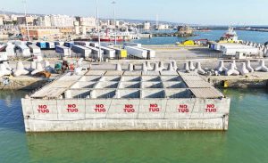 Civitavecchia - Arrivato in porto il cassone di protezione del nuovo accesso al bacino storico