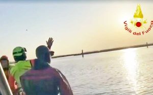 Venezia - Una barca si schianta contro i pali di navigazione