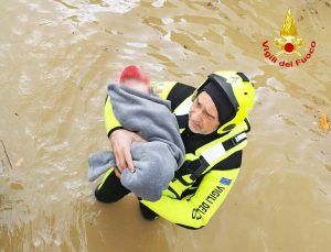 Neonato tratto in salvo dai vigili del fuoco di Arezzo