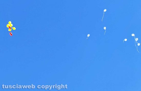 Civitavecchia - I palloncini al funerale di Francesco De Martino