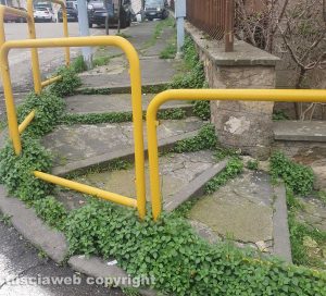 Viterbo - Percorso pedonale inagibile all'angolo tra via Vicenza e via Monte Santo