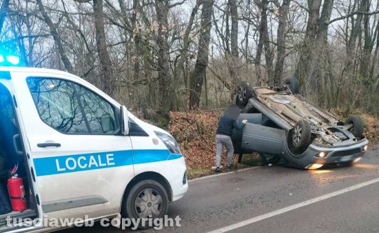 Viterbo - Auto cappotta sulla Cimina - La polizia locale