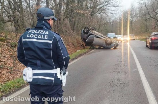 Viterbo - Auto cappotta sulla Cimina - La polizia locale