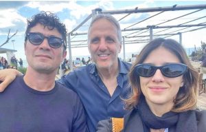 Riccardo Scamarcio e Benedetta Porcaroli con Marco Quartieri