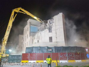 Civitavecchia - Iniziate le demolizioni notturne dei palazzi in via XVI Settembre