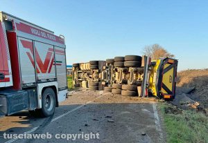Viterbo - Camion si ribalta sulla Teverina